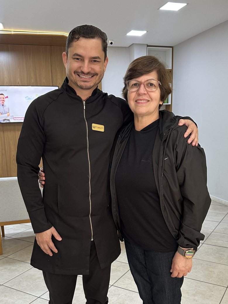 Dr. Gustavo com paciente na recepção da Implantar